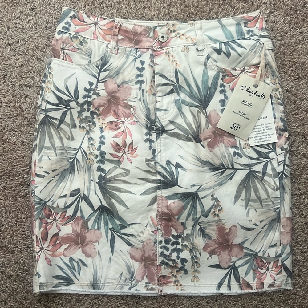 Charlie B Skort size 8 NWT